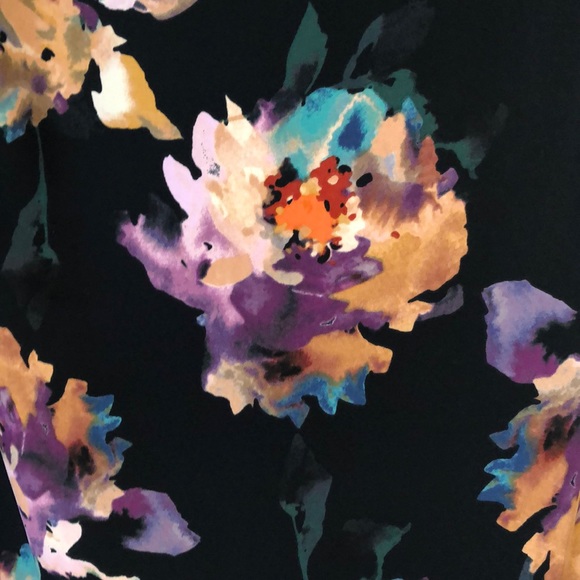 Shift dress with ruffle shoulder - Picture 2 of 5